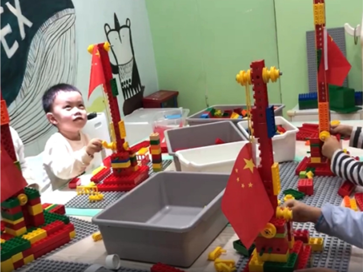 低龄孩子在大颗粒课堂中搭建风车作品