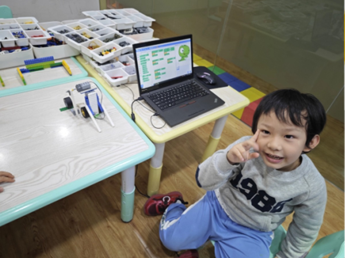 孩子在机器人课堂中进行图形化编程